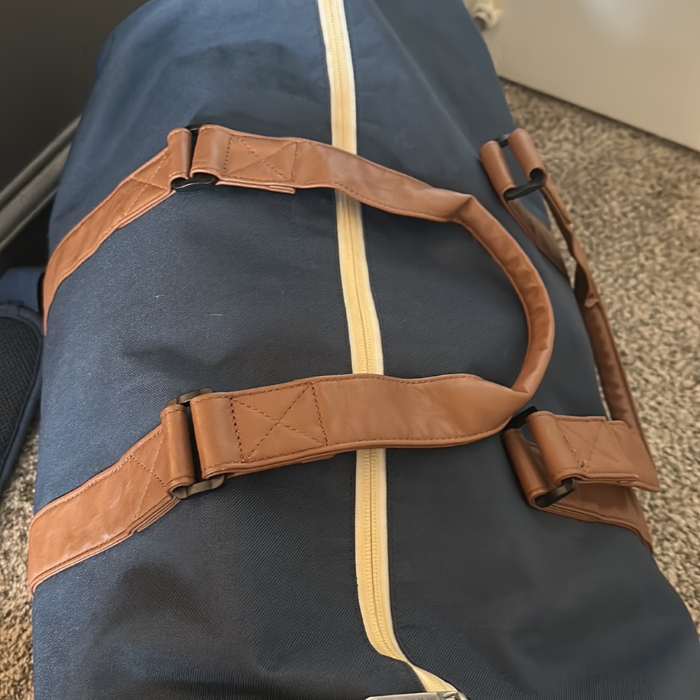Herschel Novel Weekender Duffel in Navy